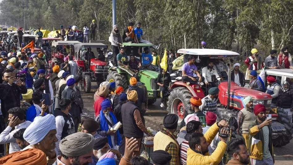 Haryana Police Uses Pepper Spray to Block Farmers' March to Delhi, Internet Suspended in Ambala