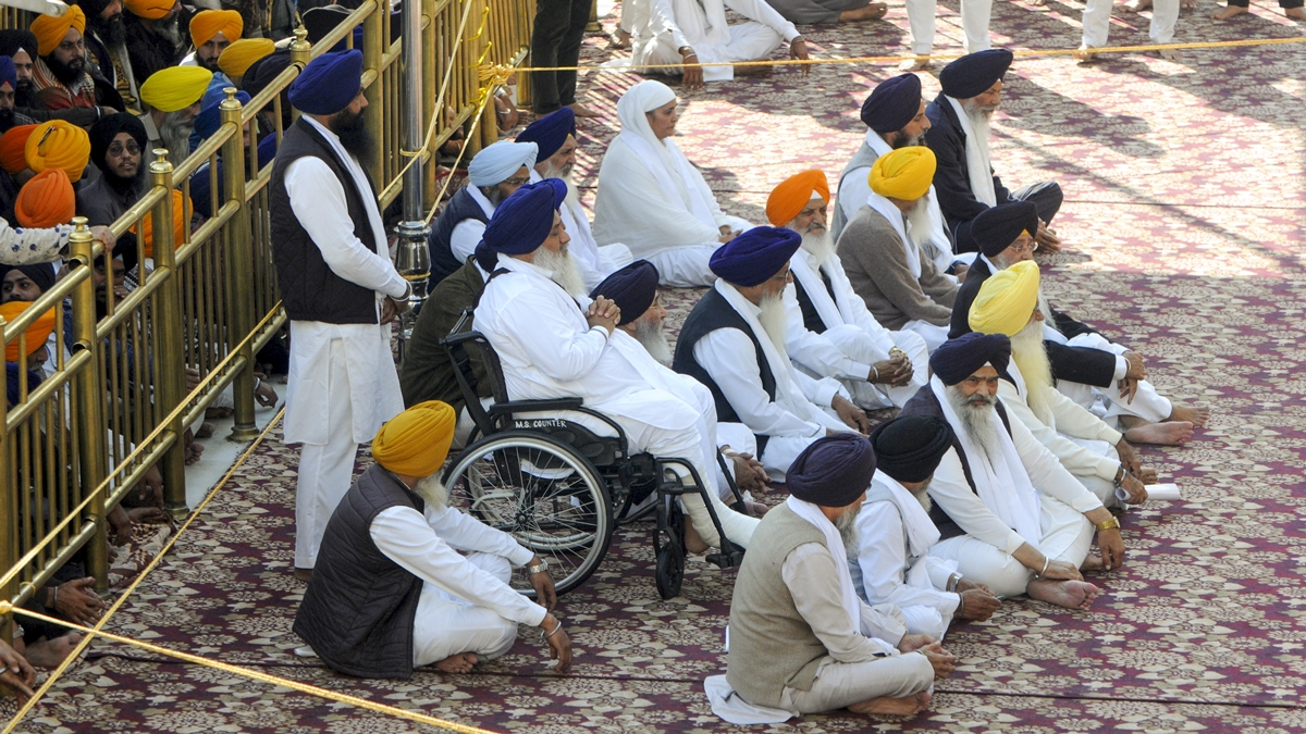 Sukhbir Badal Fulfills 'Sewadar' Duties at Golden Temple, Will Clean Utensils and Shoes as Punishment