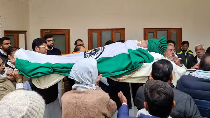 Om Prakash Chautala's Mortal Remains Draped in Tricolor, Wearing Green Pagri and Glasses; Last Rites at 3 PM