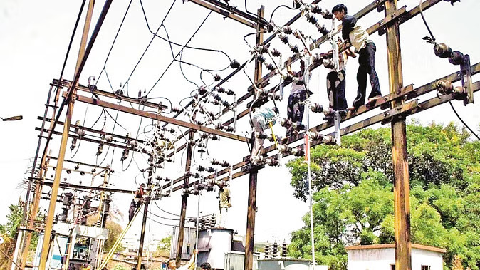 Chaos in Chandigarh Power Department! Employees Protest Against Privatization, 113 Staff Sent from Haryana